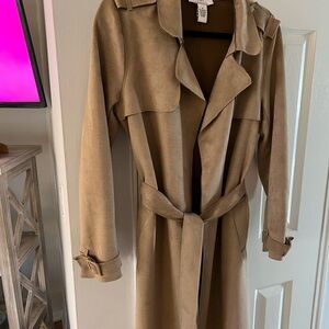 Classic Tan Trench Coat with Belt and Epaulettes